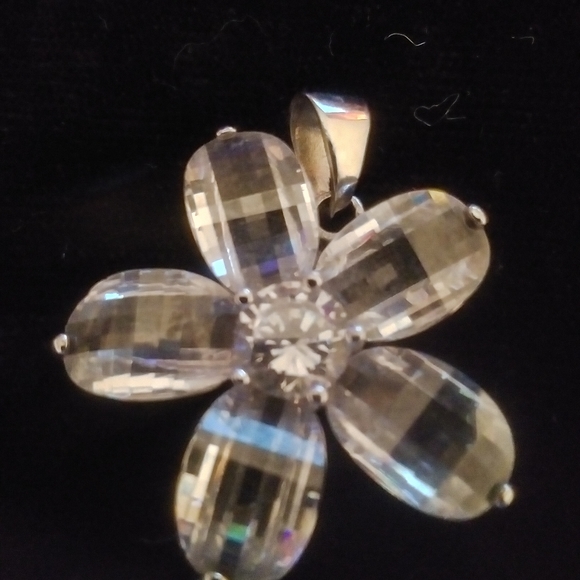 Daisey Star Pendent - Picture 1 of 4